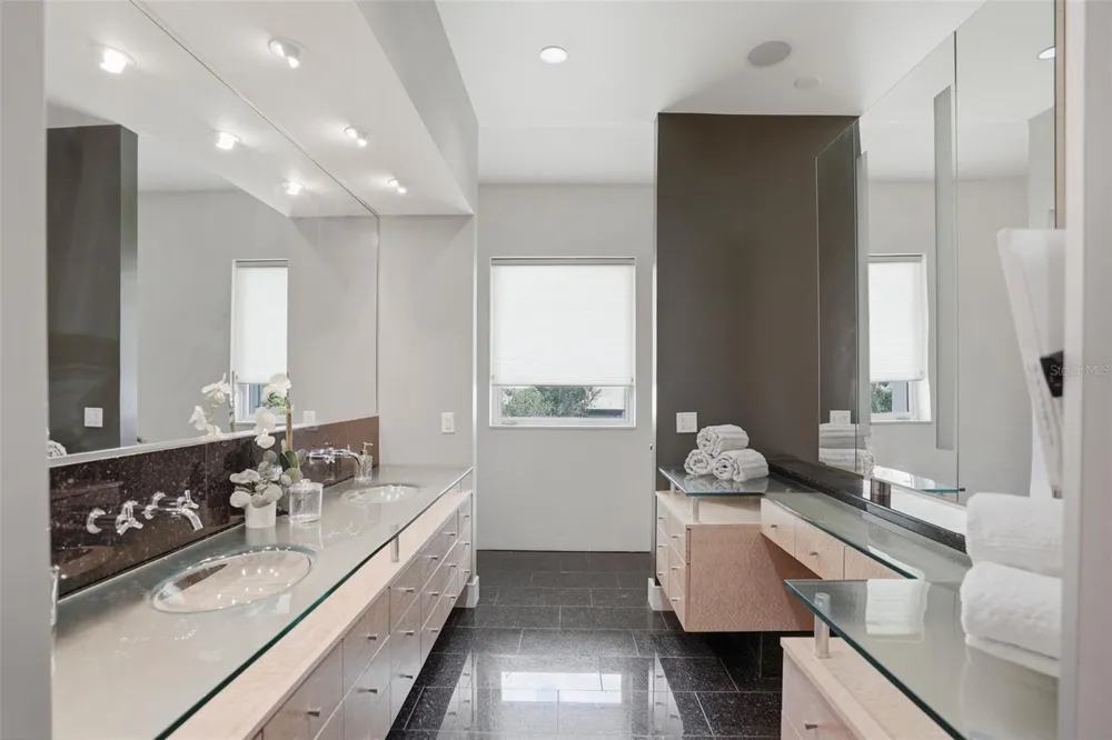 2821 LINTHICUM PLACE Tampa, FL 33618