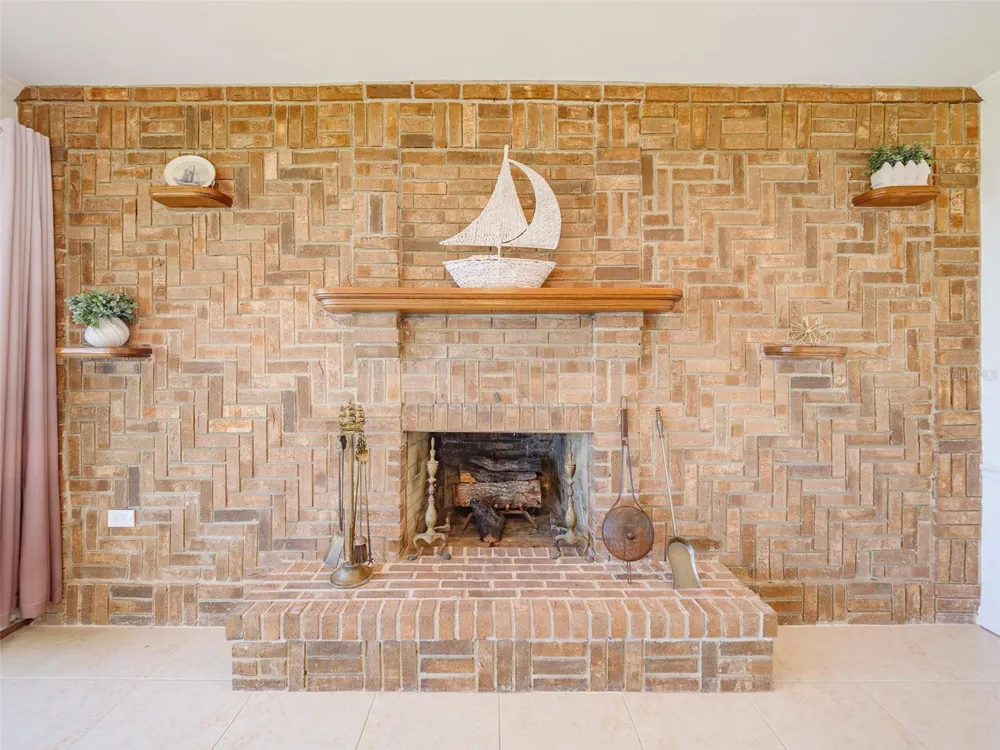 2410 RIVERSIDE DRIVE E Bradenton, FL 34208