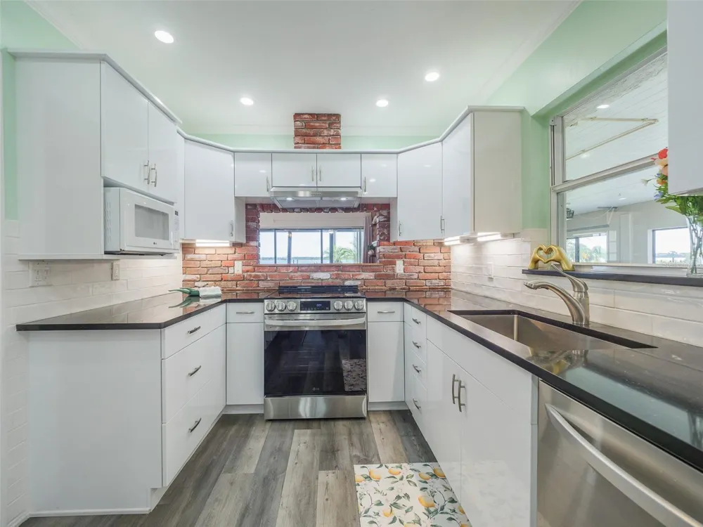 2410 RIVERSIDE DRIVE E Bradenton, FL 34208