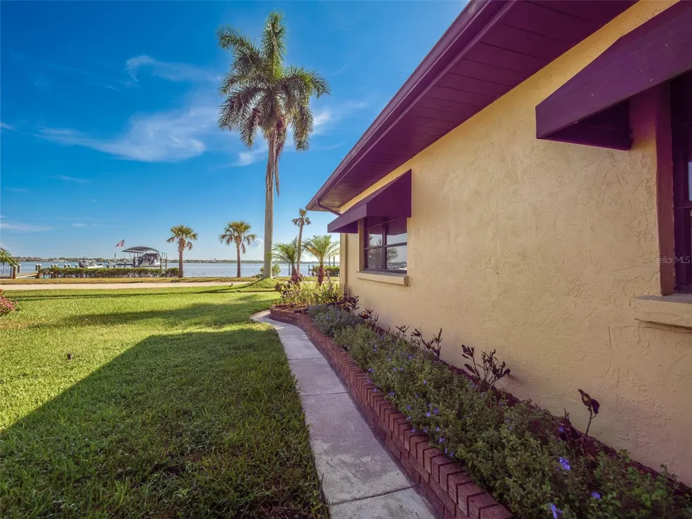 2410 RIVERSIDE DRIVE E Bradenton, FL 34208