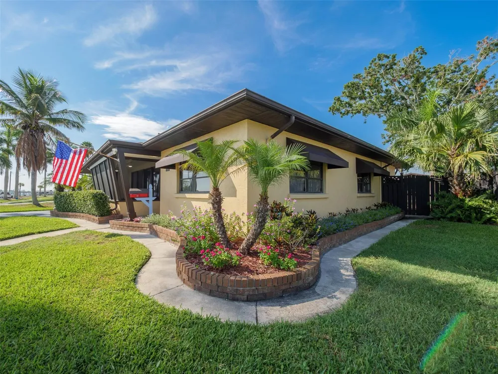 2410 RIVERSIDE DRIVE E Bradenton, FL 34208