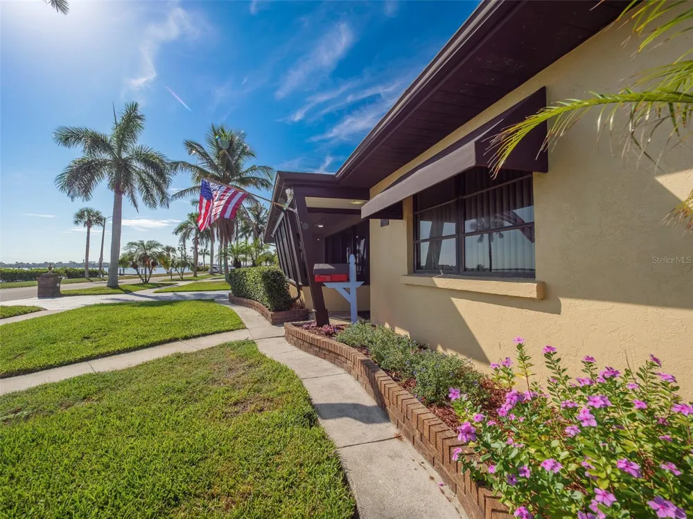 2410 RIVERSIDE DRIVE E Bradenton, FL 34208