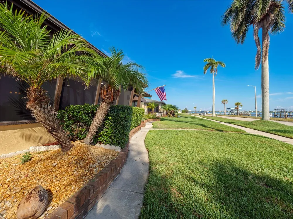 2410 RIVERSIDE DRIVE E Bradenton, FL 34208