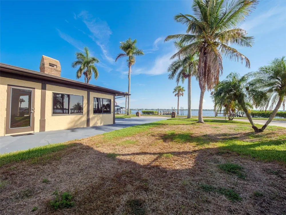 2410 RIVERSIDE DRIVE E Bradenton, FL 34208