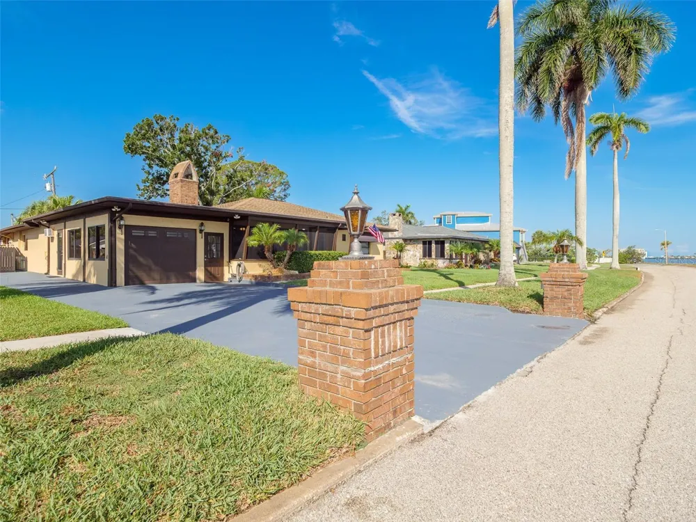 2410 RIVERSIDE DRIVE E Bradenton, FL 34208