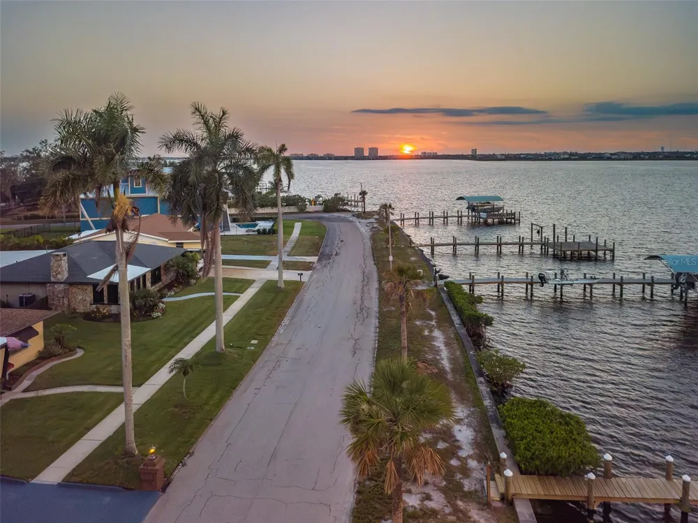 2410 RIVERSIDE DRIVE E Bradenton, FL 34208