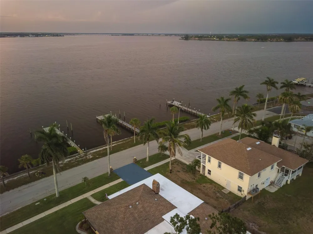 2410 RIVERSIDE DRIVE E Bradenton, FL 34208