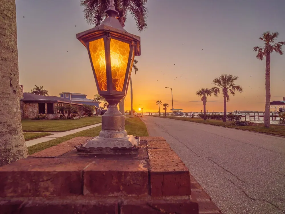 2410 RIVERSIDE DRIVE E Bradenton, FL 34208