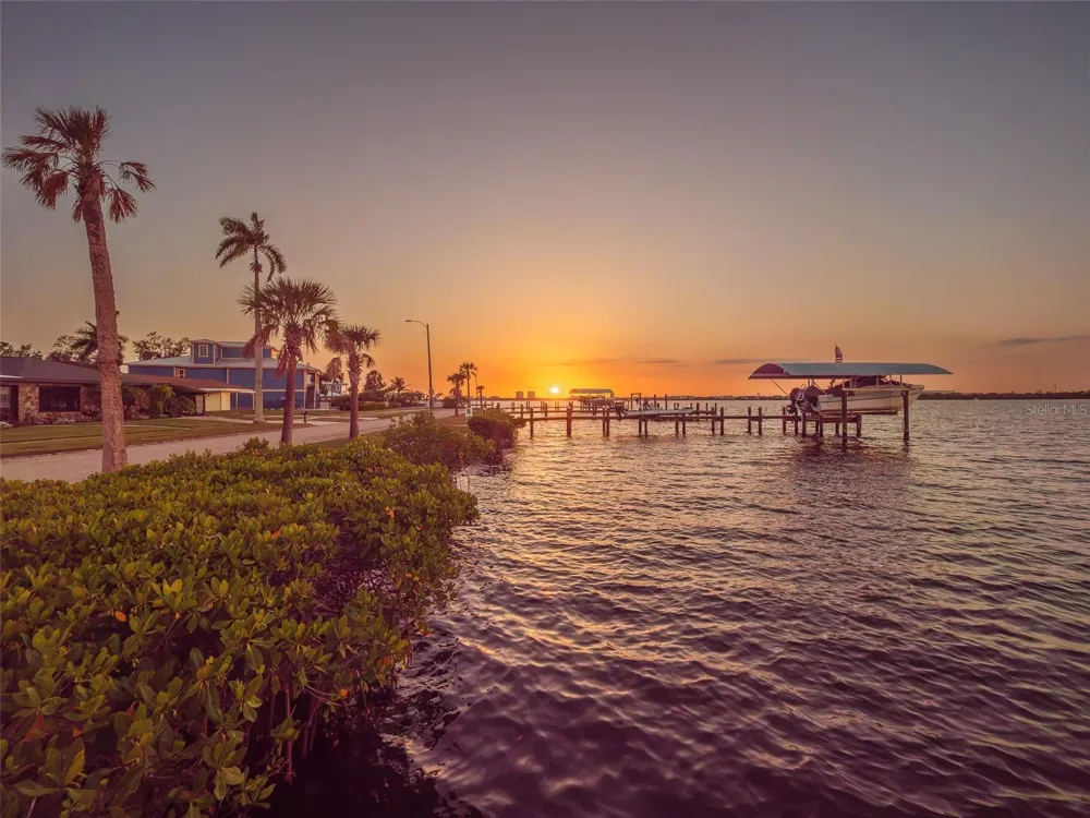 2410 RIVERSIDE DRIVE E Bradenton, FL 34208