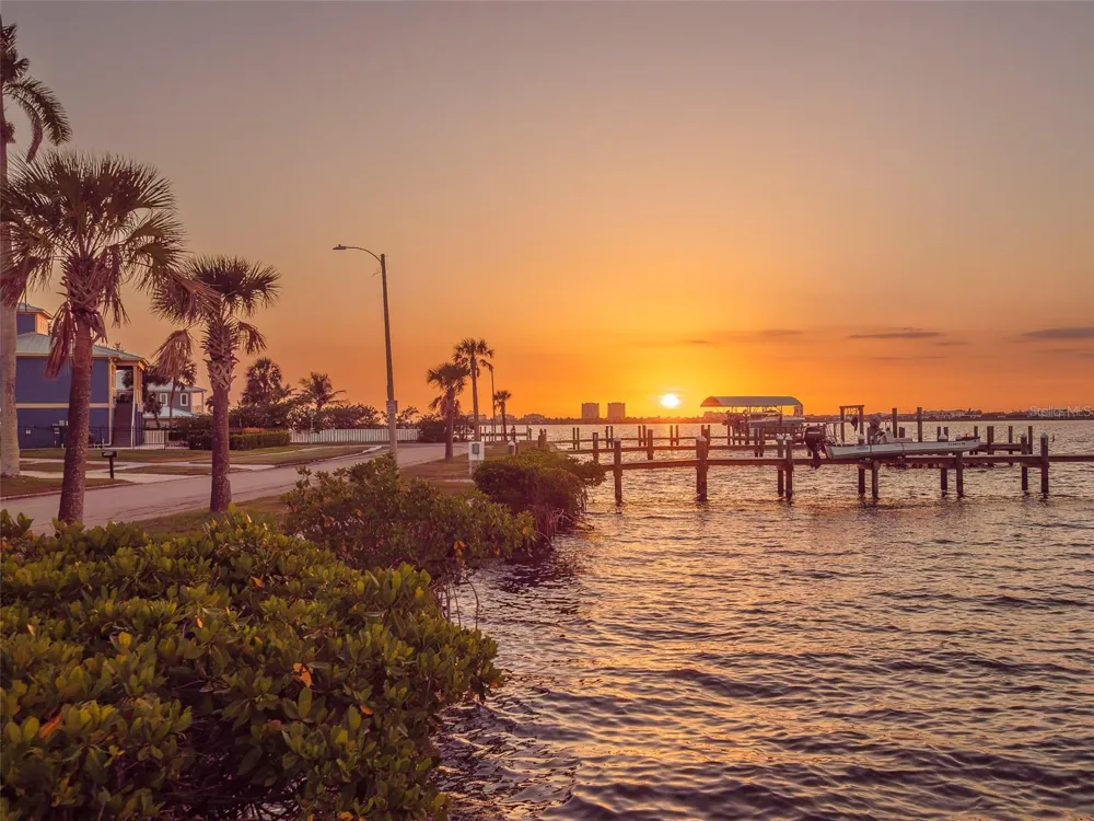 2410 RIVERSIDE DRIVE E Bradenton, FL 34208
