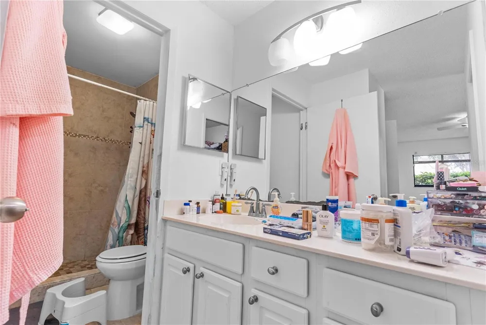 6018 LAKTREE LANE #E Temple Terrace, FL 33617