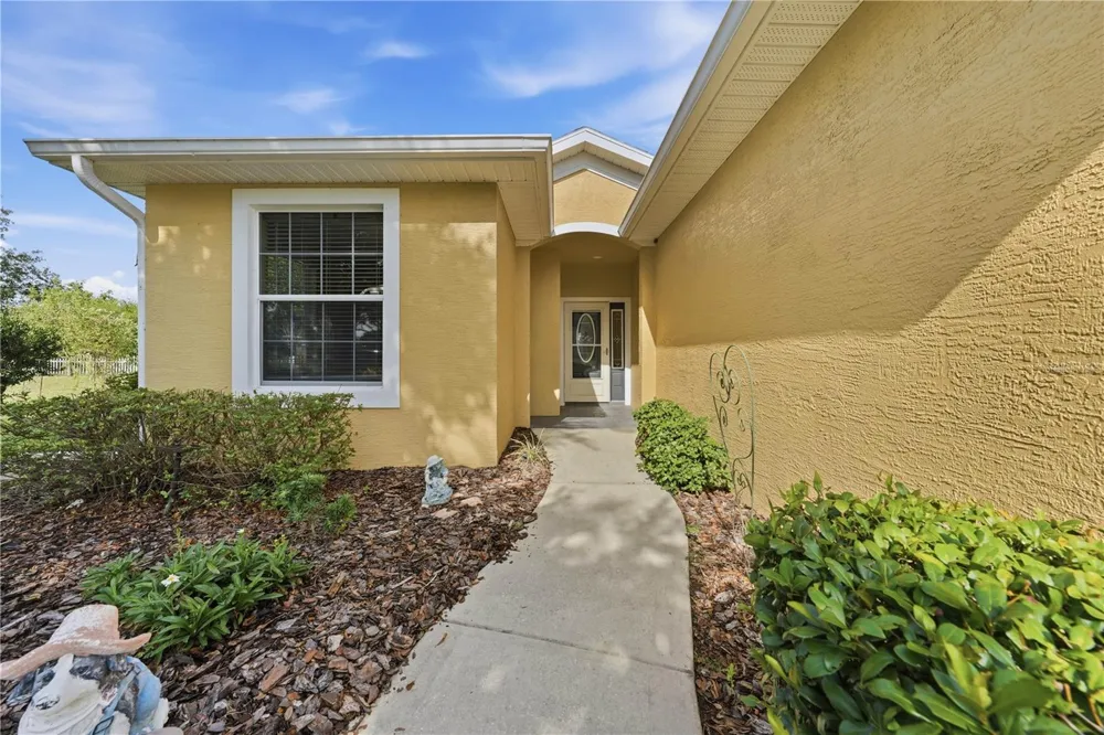 81 TWIN LAKE CIR Umatilla, FL 32784