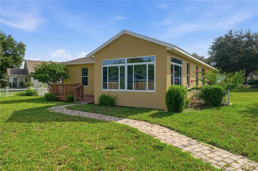 81 TWIN LAKE CIR Umatilla, FL 32784