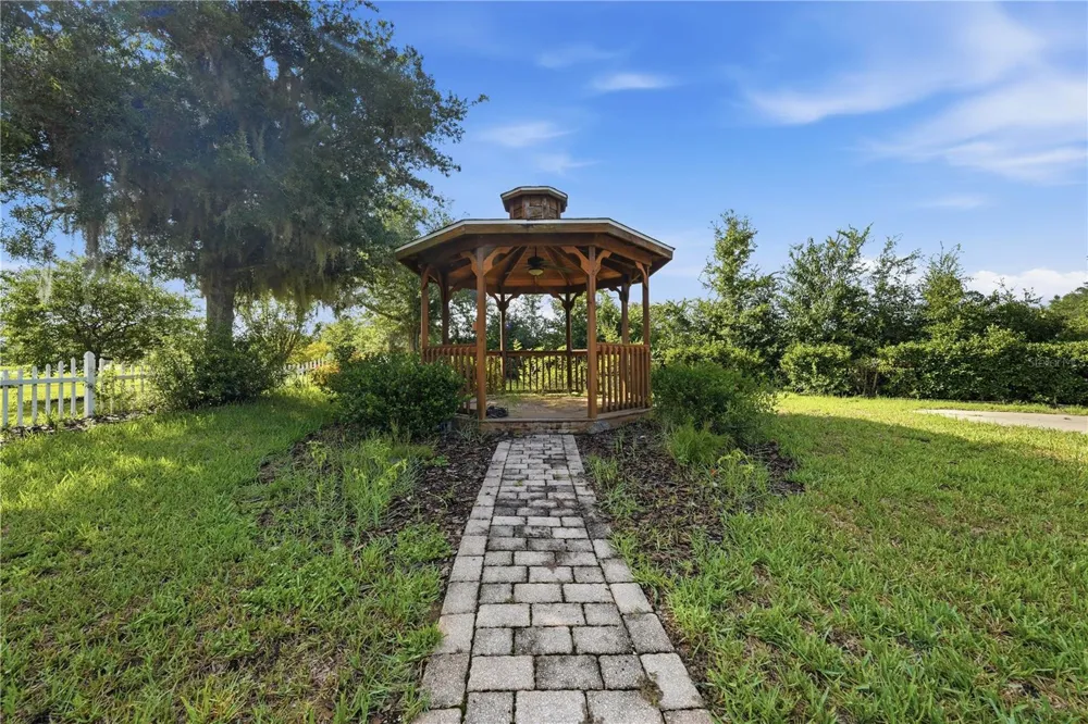 81 TWIN LAKE CIR Umatilla, FL 32784