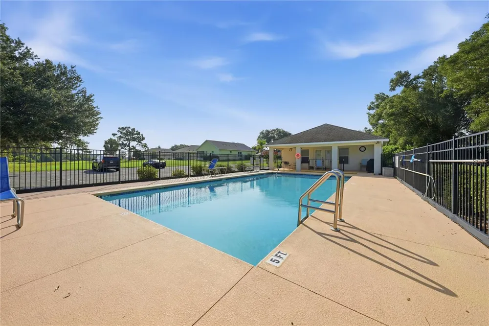 81 TWIN LAKE CIR Umatilla, FL 32784