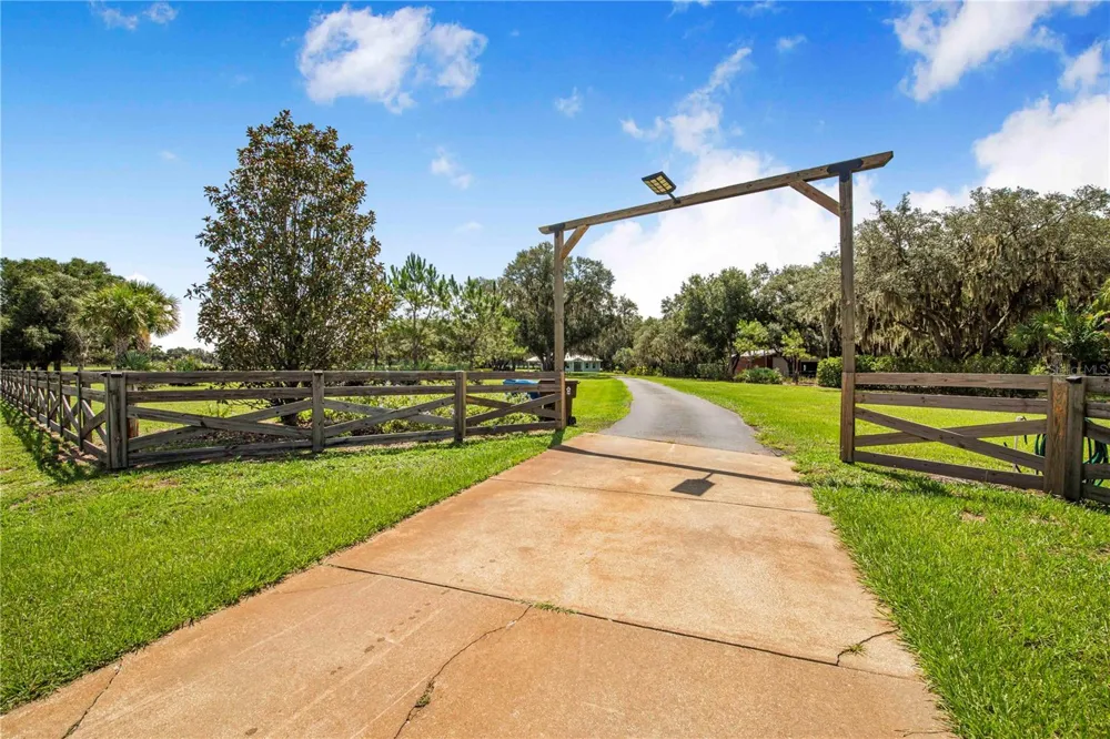 2424 BURNS AVENUE Lake Wales, FL 33898