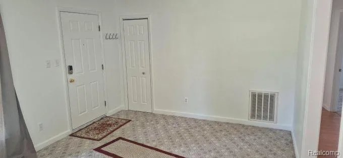 92 Kalama E Madison Heights City, MI 48071