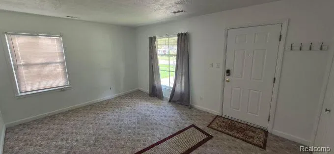 92 Kalama E Madison Heights City, MI 48071
