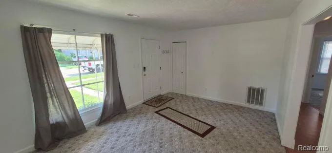92 Kalama E Madison Heights City, MI 48071