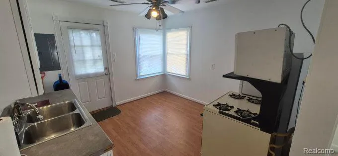 92 Kalama E Madison Heights City, MI 48071