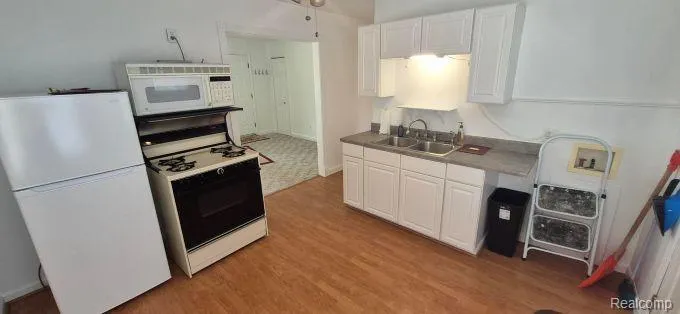 92 Kalama E Madison Heights City, MI 48071