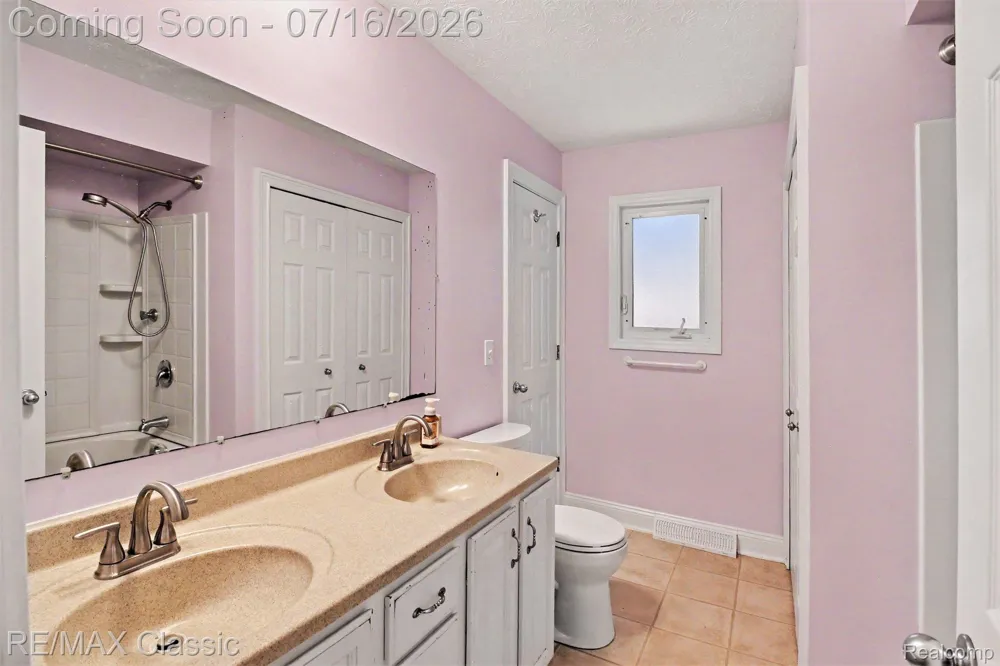 22900 Valerie Street Lyon Charter Township, MI 48178