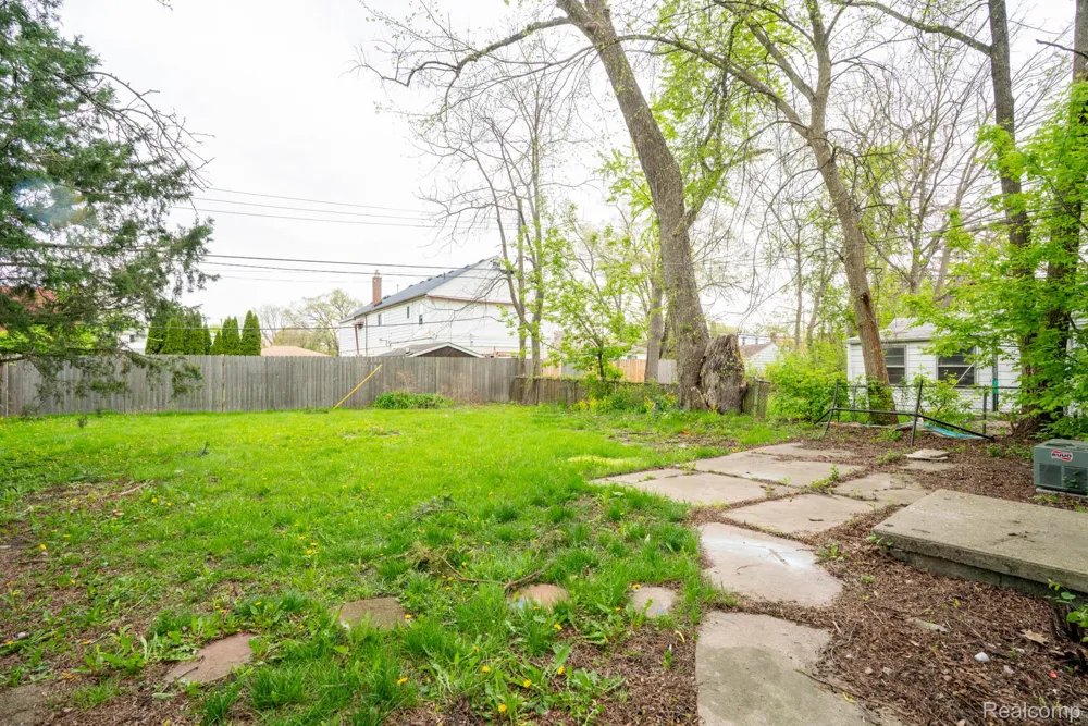 15315 Semrau Avenue Eastpointe City, MI 48021