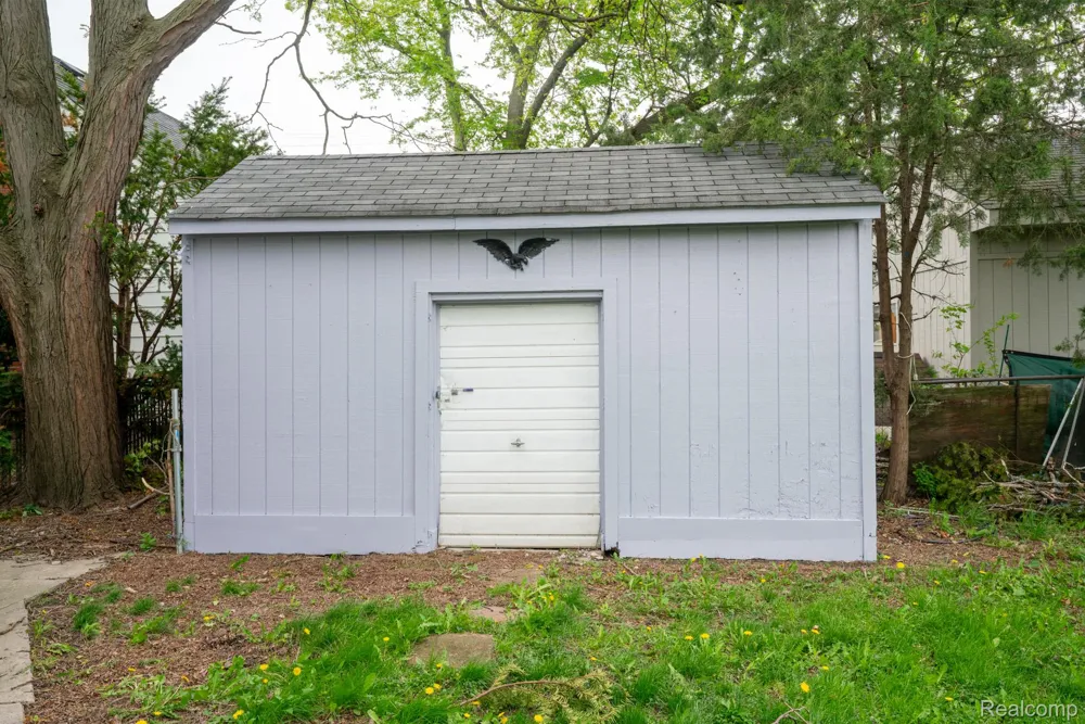 15315 Semrau Avenue Eastpointe City, MI 48021