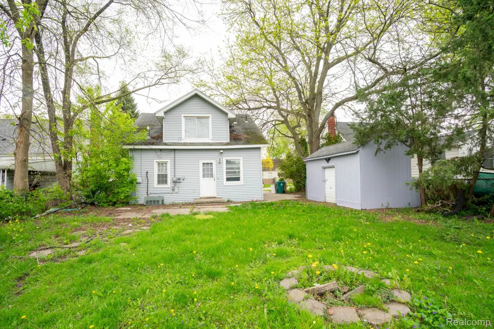 15315 Semrau Avenue Eastpointe City, MI 48021