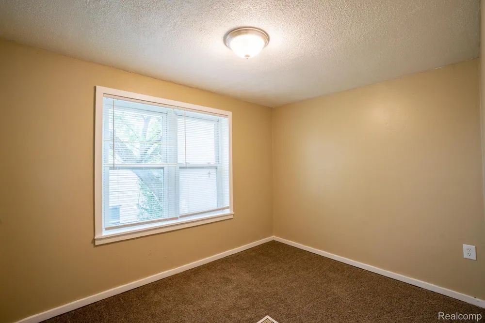 15315 Semrau Avenue Eastpointe City, MI 48021