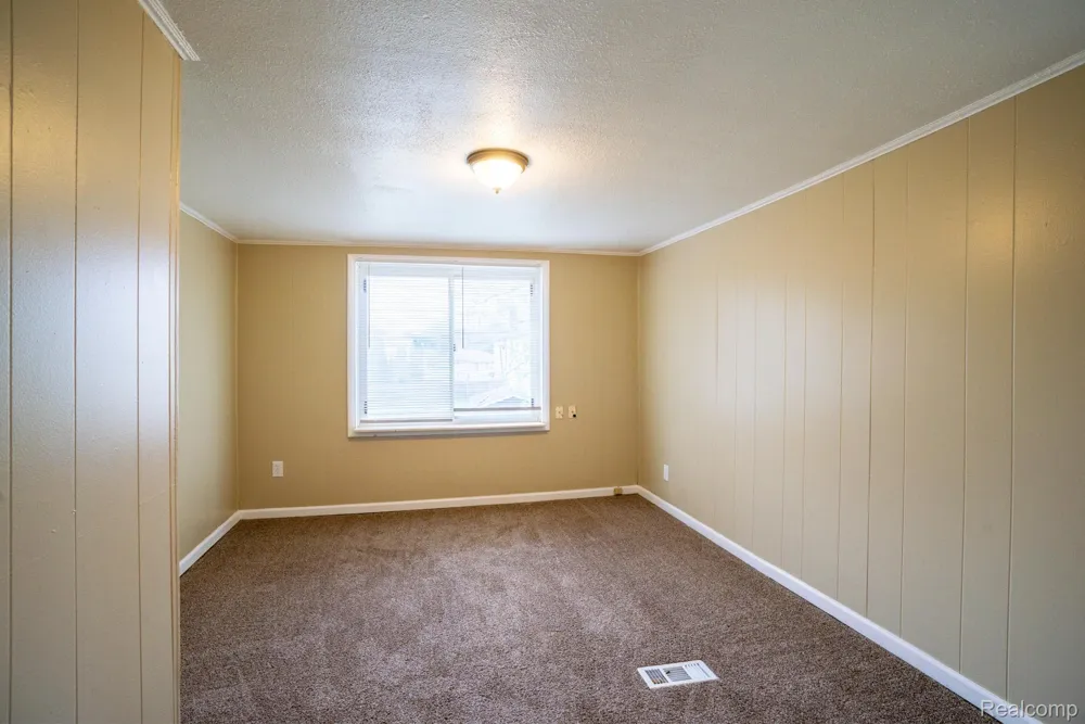 15315 Semrau Avenue Eastpointe City, MI 48021