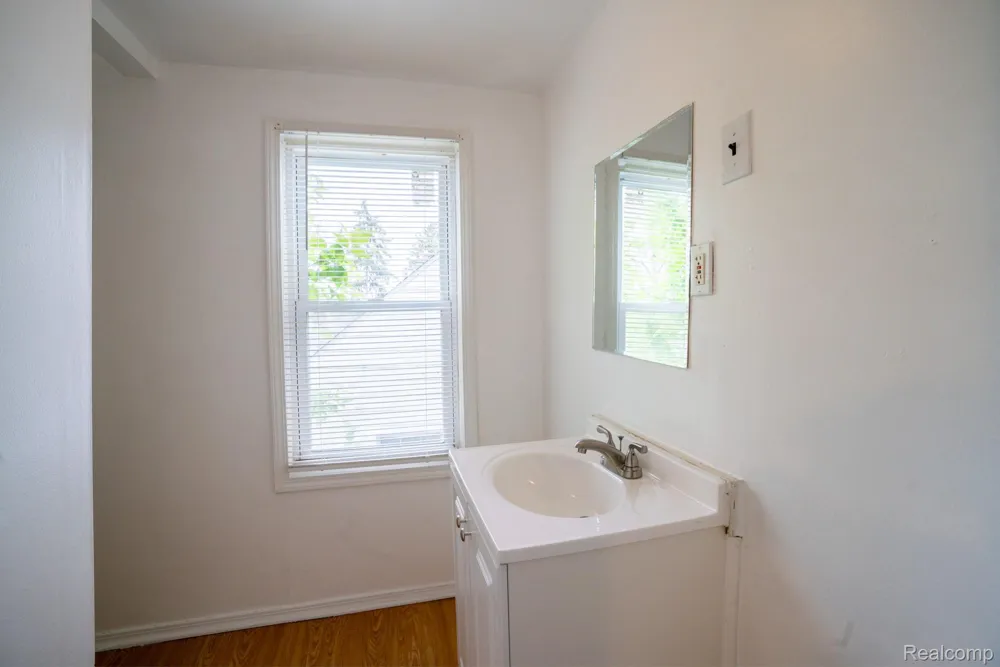 15315 Semrau Avenue Eastpointe City, MI 48021