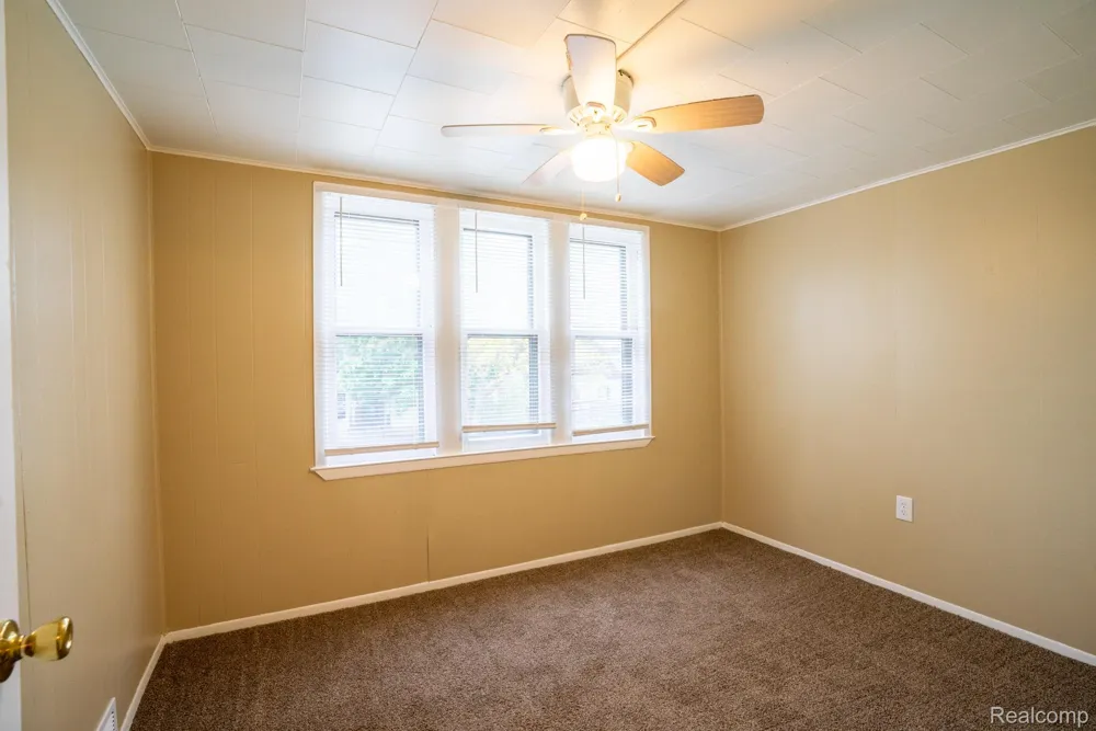 15315 Semrau Avenue Eastpointe City, MI 48021