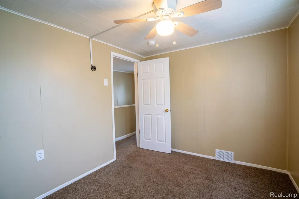 15315 Semrau Avenue Eastpointe City, MI 48021