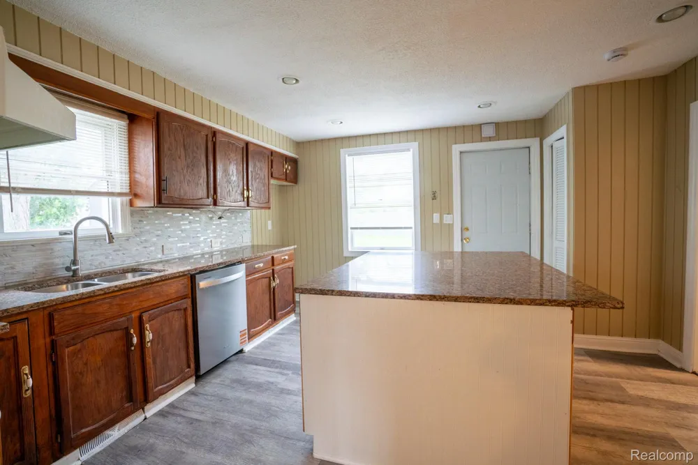 15315 Semrau Avenue Eastpointe City, MI 48021