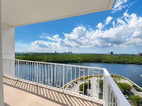 500 Bayview Dr #1421