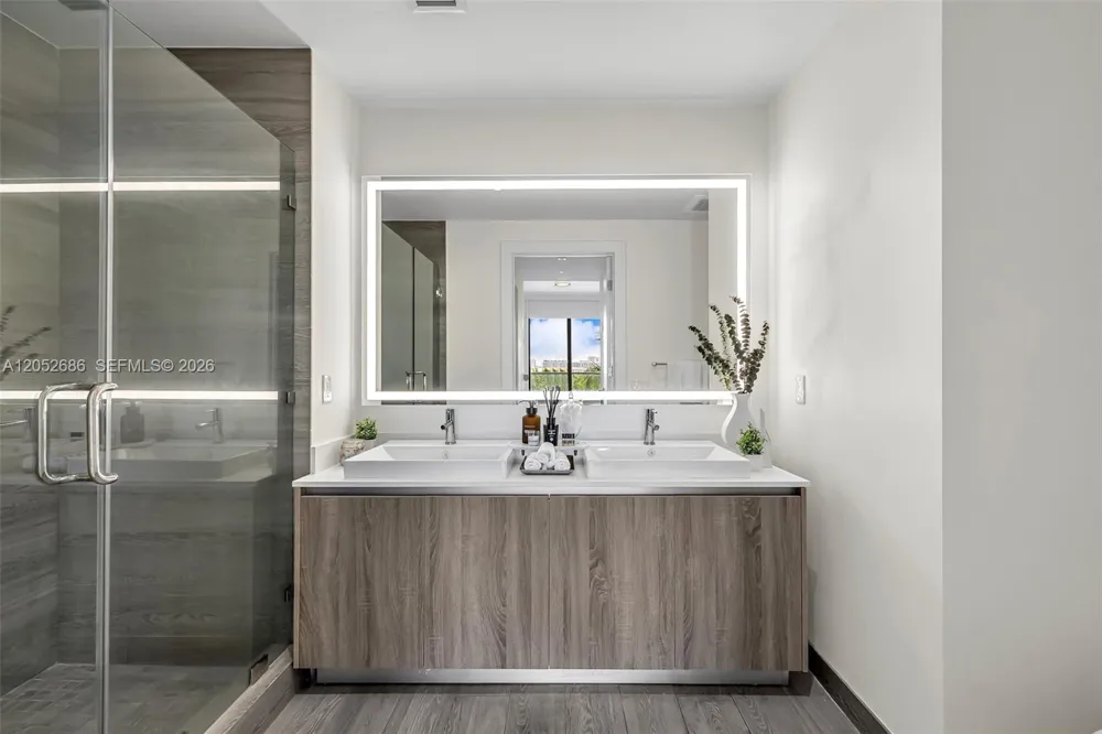 2960 NE 207th St #811 Aventura, FL 33180