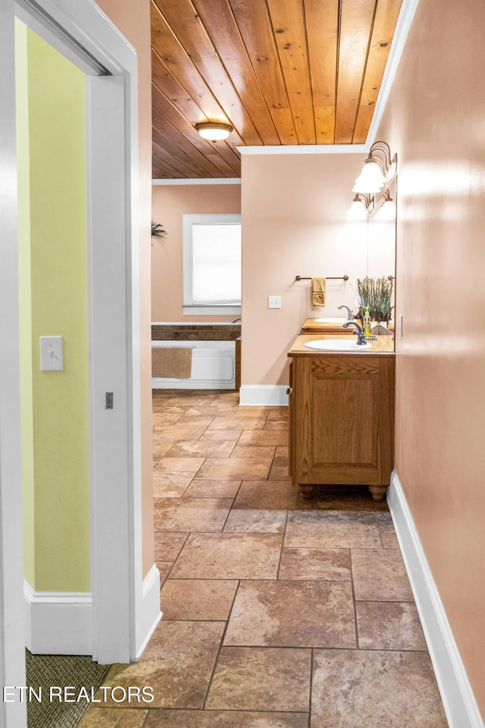 128 Rafter Rd Tellico Plains, TN 37385