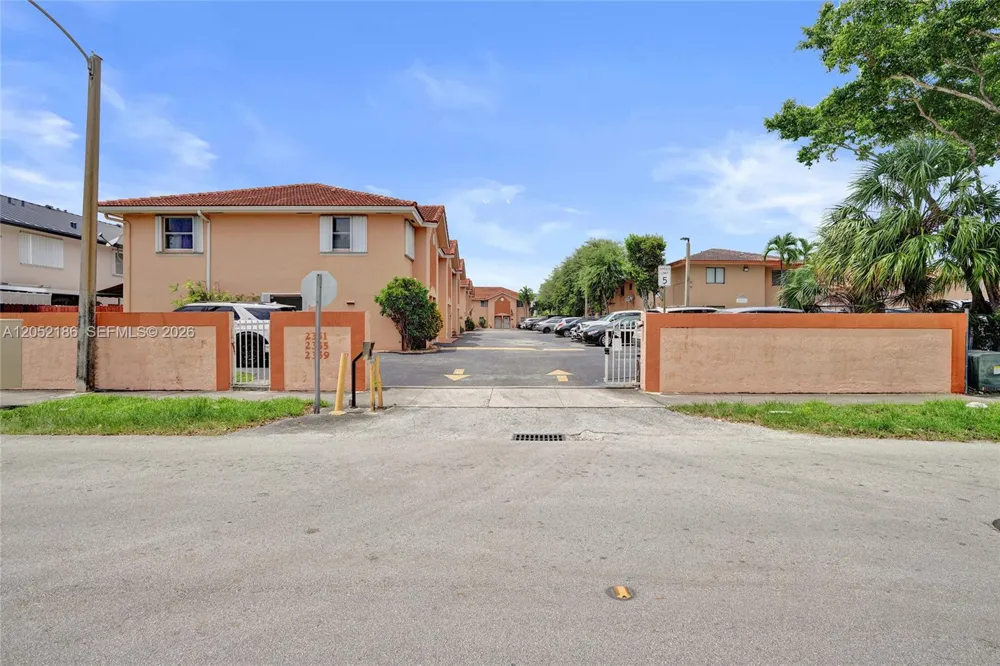 2359 W 74th St #1-104 Hialeah, FL 33016