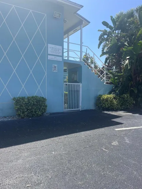 400 Northlake Court #204