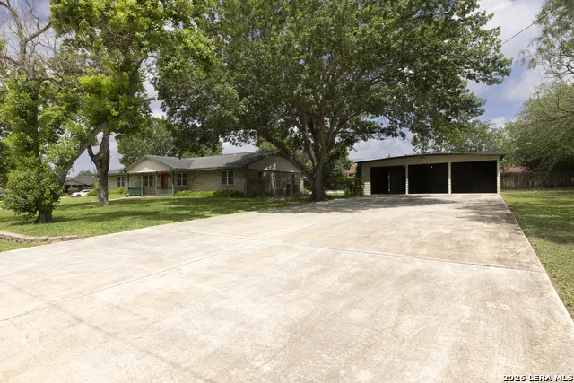 601 POPLAR ST Jourdanton, TX 78026