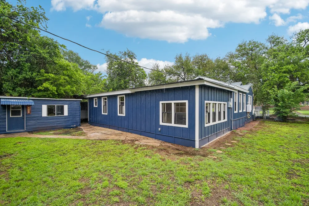 605 Bishop Street Smithville, TX 78957