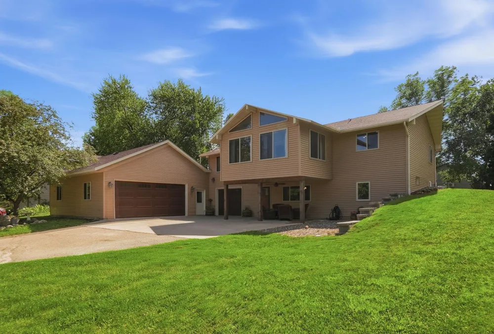 7126 196th Avenue NE New London, MN 56273