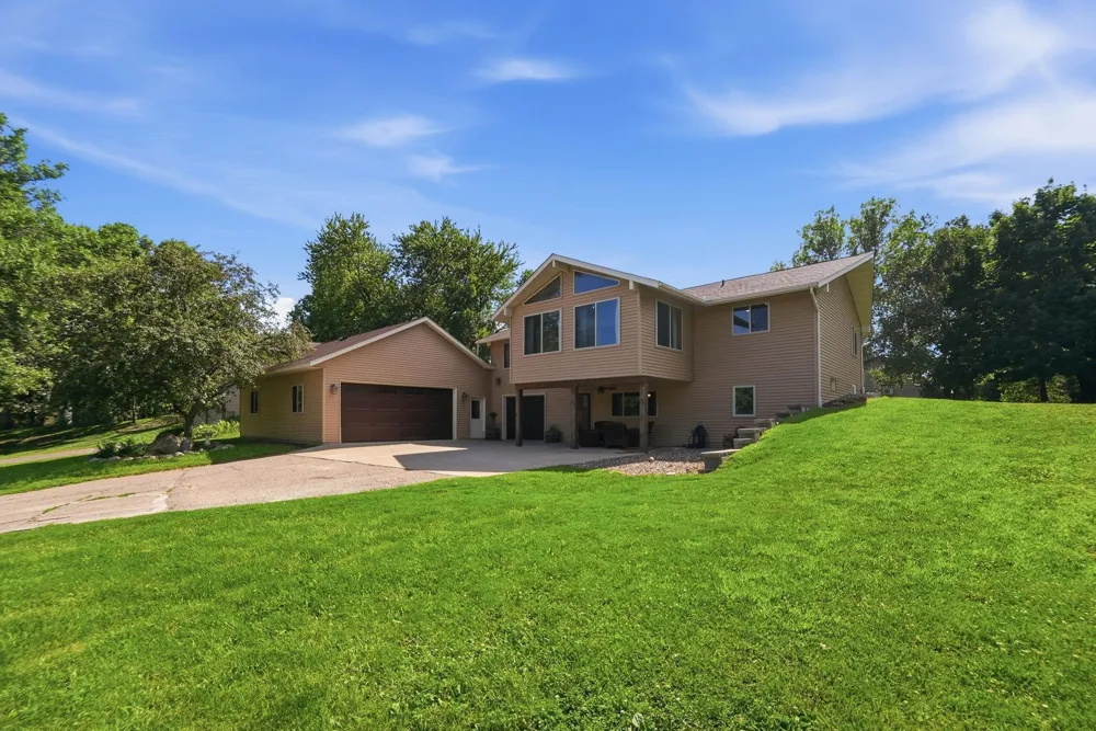 7126 196th Avenue NE New London, MN 56273