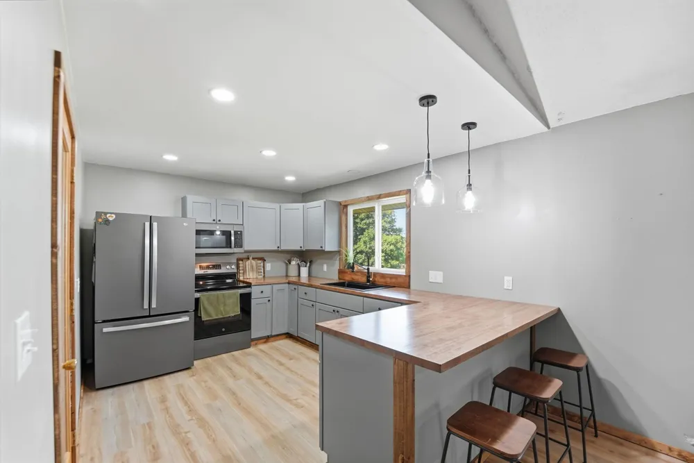 7126 196th Avenue NE New London, MN 56273