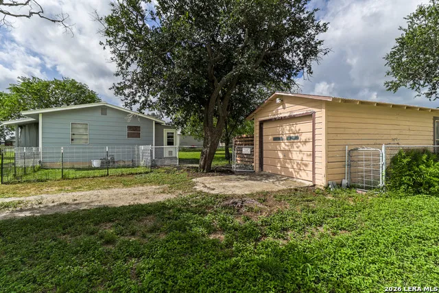 609 ROSALIE ST Falls City, TX 78113