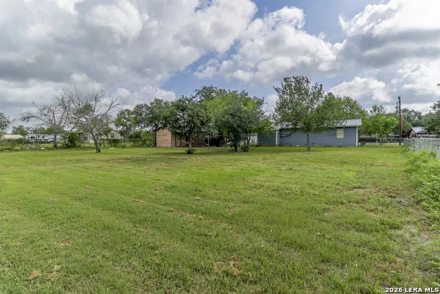 609 ROSALIE ST Falls City, TX 78113