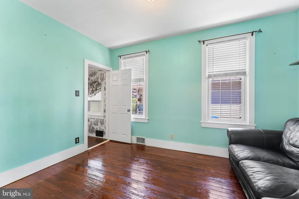 419 ELM AVENUE Riverton, NJ 08077