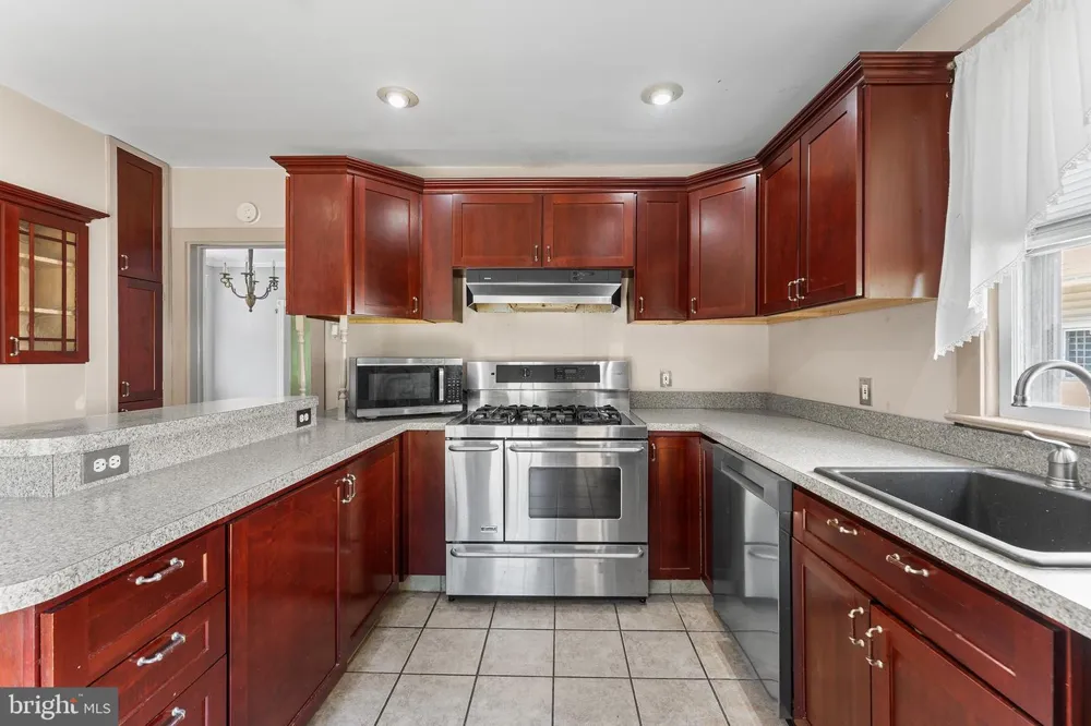 419 ELM AVENUE Riverton, NJ 08077