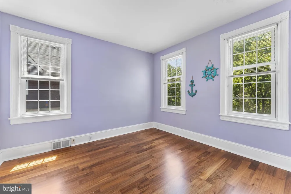 419 ELM AVENUE Riverton, NJ 08077